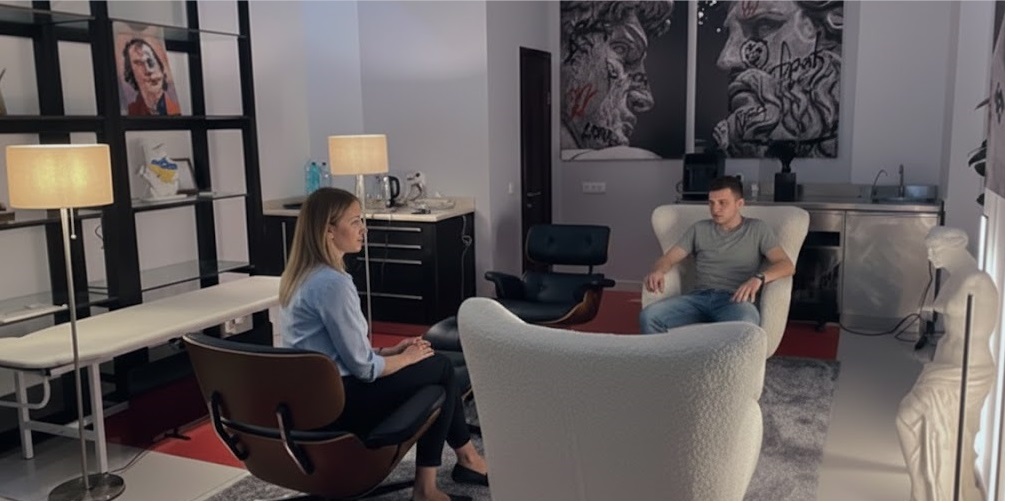 Психодинамічний підхід у дії: затишна атмосфера психотерапевтичної сесії з клієнтом і терапевтом у сучасному кабінеті